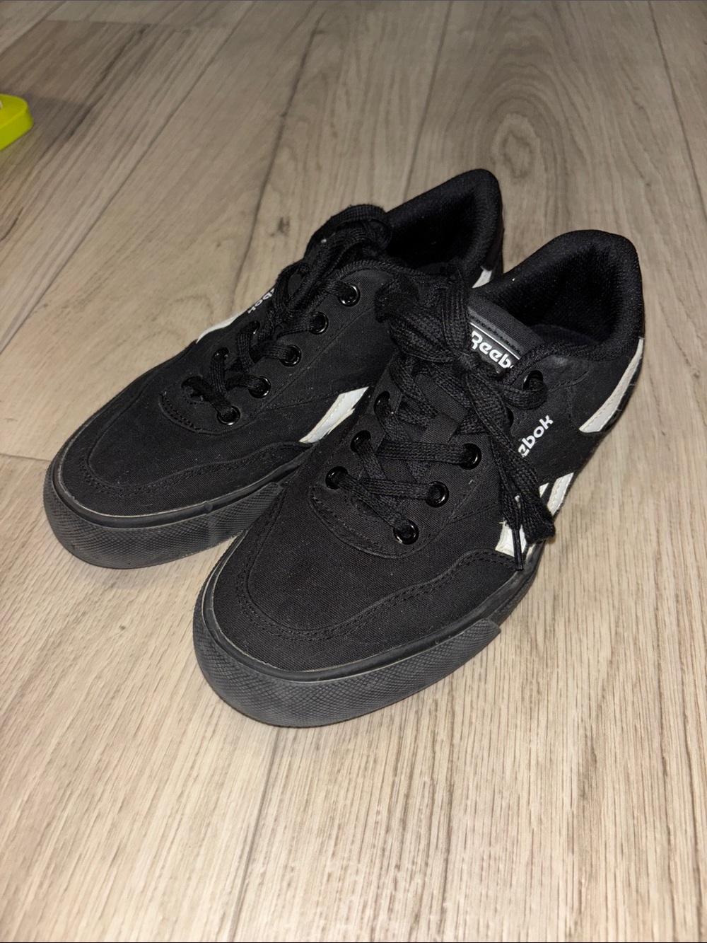 Reebok Classic Flat Sneakers Sz 8 black